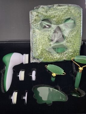 Green Facial Massage & Cleansing Set – Women Skincare - Modern Elegance **NEW**